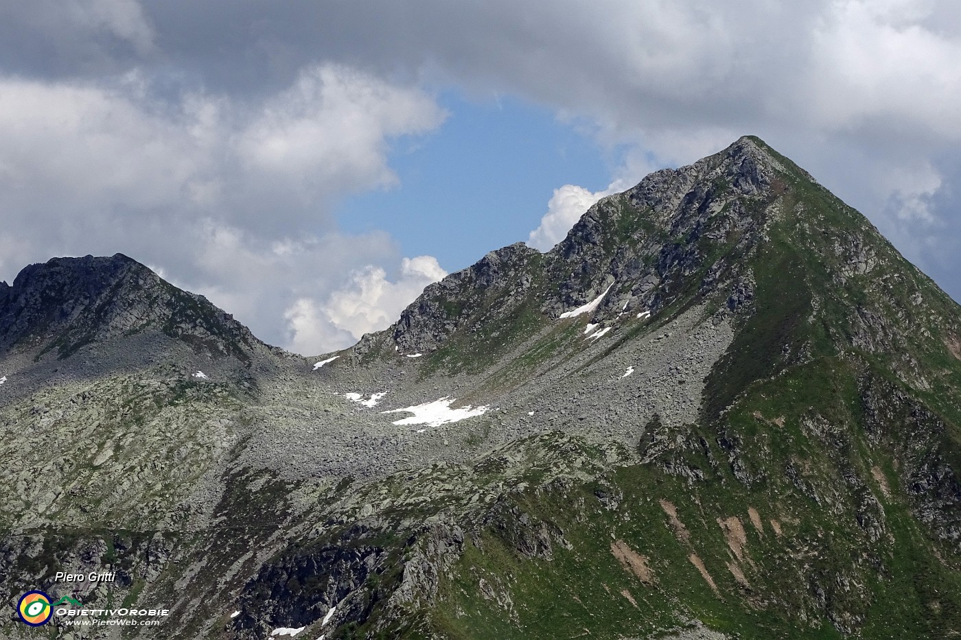 76 Dalla Cima di Lemma (2348 m) zoom verso Monte Valegino a dx e Passo San Simone a sx.JPG -                                